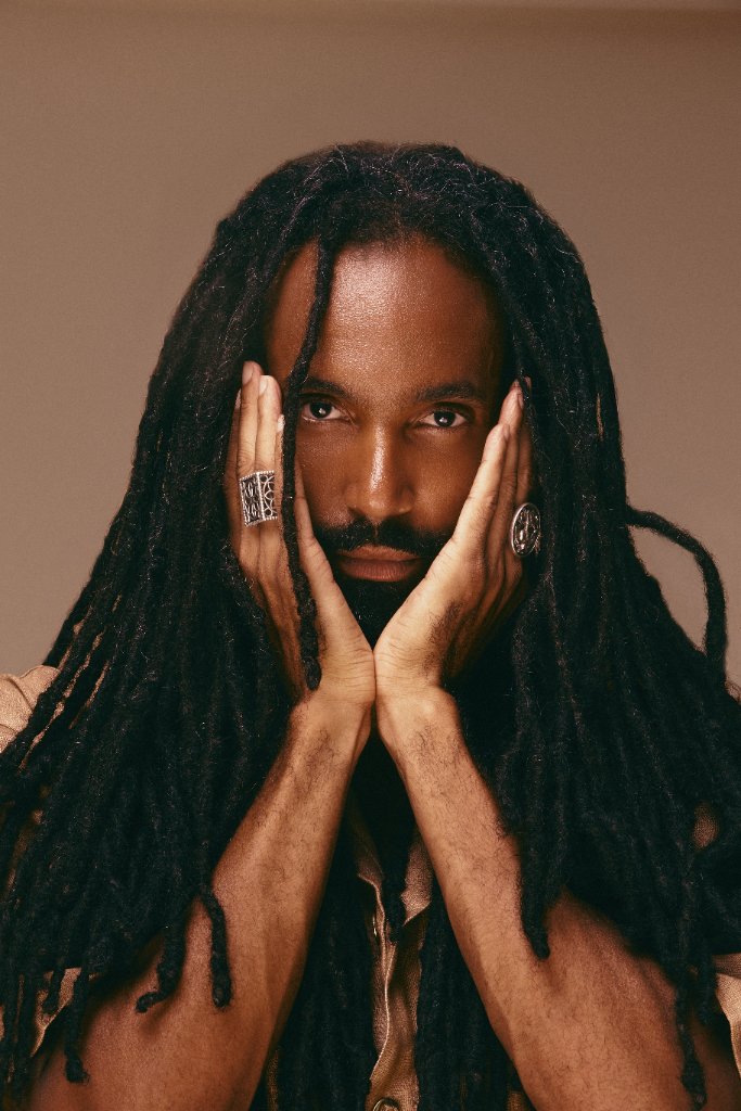 Modèle aux dreadlocks longues — campagne DreadLuxe